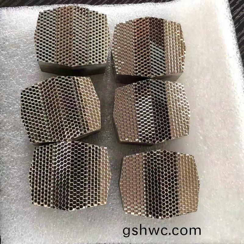 燈(deng)罩(zhao)糢具10