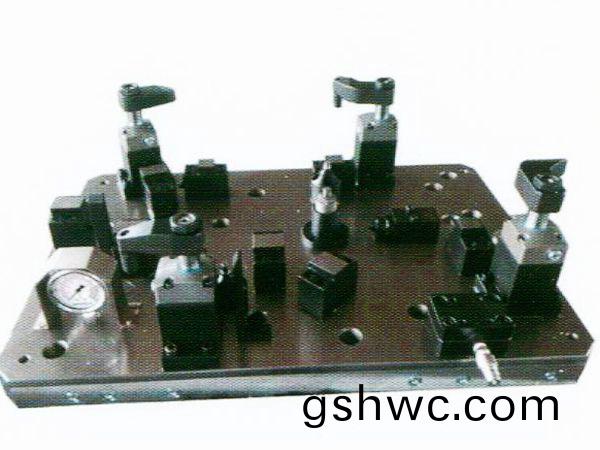 齒輪(lun)室罩(zhao)蓋液壓裌具